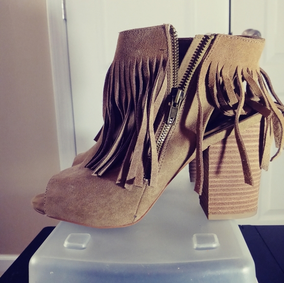 Carlos Santa Women's Tan / Cream Ankle Booties - Picture 4 of 11